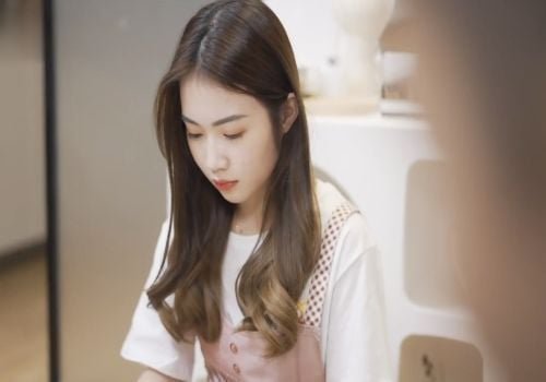 Cha dượng bị cơn thèm khát, hành hạ con gái