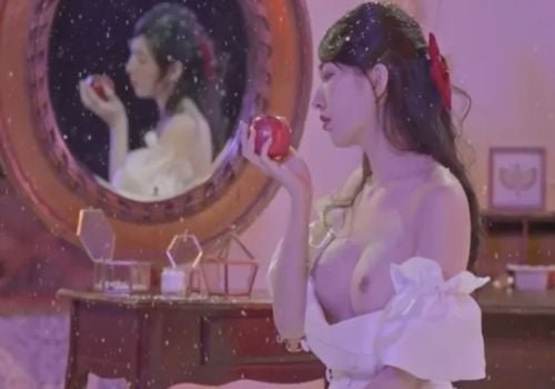 Cô gái mặc quần áo Lọ Lem quyến rũ trong đêm tình ái bùng nổ