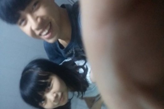 Hai em gái trẻ trẻ vào nhà vệ sinh để 